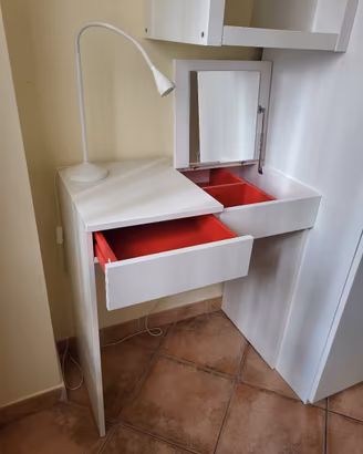 scrivania, sedia e luce da tavolo per bambini