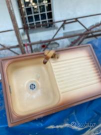 Lavello cucina con rubinetto usato buono