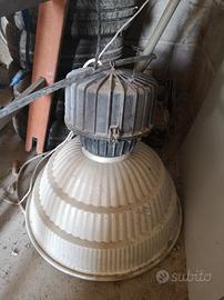 Lampada a campana industriale da soffitto. 