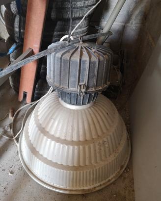 Lampada a campana industriale da soffitto. 