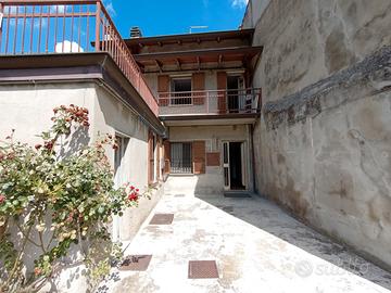 Casetta semi-indipendente con frutteto di 1530 mq