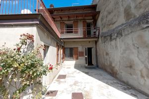 Casetta semi-indipendente con frutteto di 1530 mq