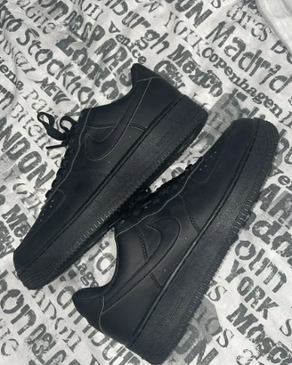 Nike Air Force 1, nere, taglia 37.5