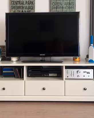 Soggiorno IKEA: mobile TV, libreria e pensile