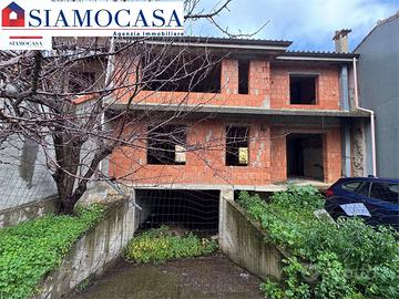 Casa in costruzione con box e giardino