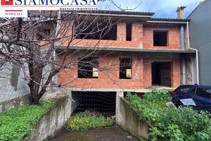 Casa in costruzione con box e giardino
