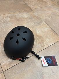 Casco per bici o monopattino elettrico con freccia