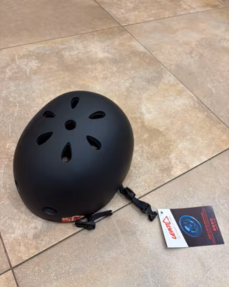 Casco per bici o monopattino elettrico con freccia