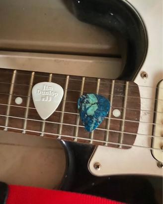 Chitarra acusticaeletrica e amplificatore