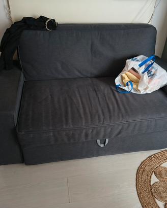 1 divano letto e 1 divano normale 