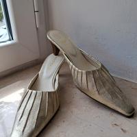 Scarpa da donna con tacco basso, comodo.