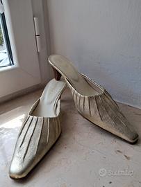 Scarpa da donna con tacco basso, comodo.