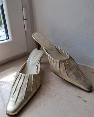 Scarpa da donna con tacco basso, comodo.