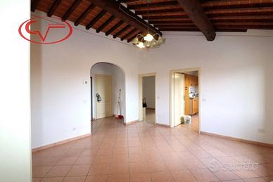 Appartamento di 90 m² con 5 locali e box auto a Mo