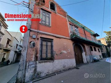 Palazzo / Stabile di 285 m² con più di 5 locali a 