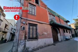 Palazzo / Stabile di 285 m² con più di 5 locali a 