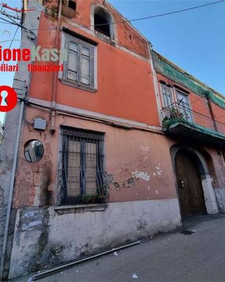 Palazzo / Stabile di 285 m² con più di 5 locali a 