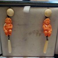 Orecchini in corallo (oceanico) e avorio fossile.