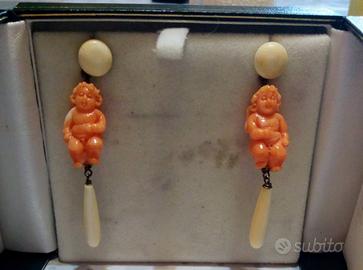 Orecchini in corallo (oceanico) e avorio fossile.