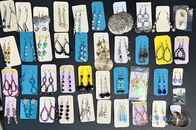 Lotto 40 orecchini bigiotteria più accessori