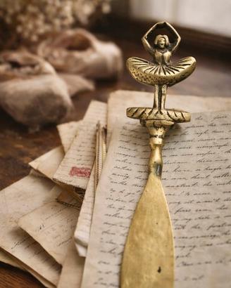 Taglia carte antico ottone pieno ballerina vintage