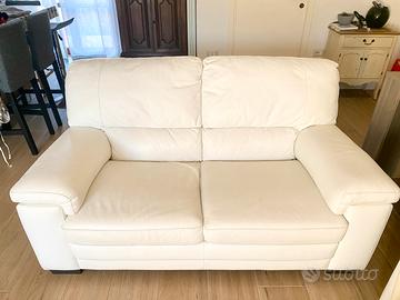 Coppia di divani bianchi in pelle chateau d’ax