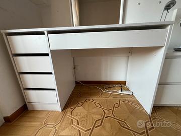Scrivania sedia con ruote cubi libreria