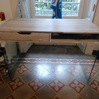 Scrivania per  ufficio o studio 