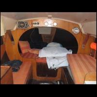 Barca a vela con motore fuoribordo