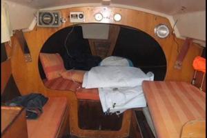 Barca a vela con motore fuoribordo