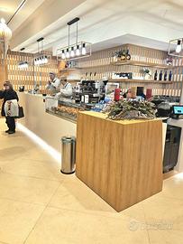 Bar con cucina e ampio parcheggio