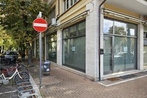Locale commerciale completamente ristrutturato