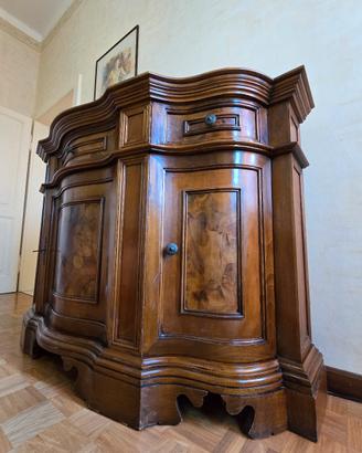 mobile in noce antiquariato 