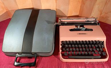 Macchina da scrivere OLIVETTI LETTERA 22 rosa