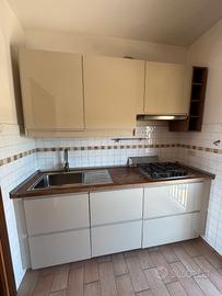 CUCINA CON FORNO, PIANO COTTURA E LAVASTOVIGIE