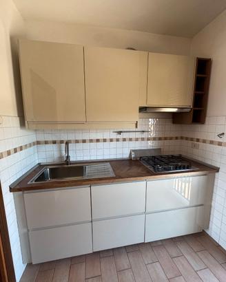 CUCINA CON FORNO, PIANO COTTURA E LAVASTOVIGIE