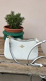 Borsa a tracolla bianca con dettagli dorati