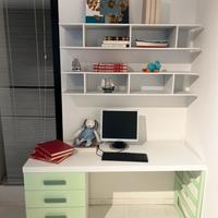 Scrivania e libreria sospesa