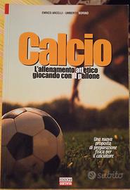 l'allenamento atletico giocando con il pallone 
