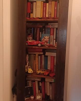 colonna in legni fatto a mano per libri