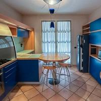 Cucina completa con elettrodomestici e tavolo