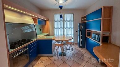 Cucina completa con elettrodomestici e tavolo