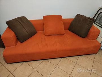 Divano con cuscini e pouf