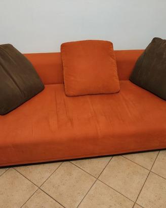 Divano con cuscini e pouf