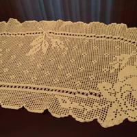 Centro filet, colore ecrù fatto a mano