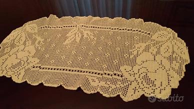 Centro filet, colore ecrù fatto a mano