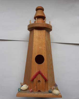Faro in legno decorato a mano