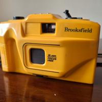 Macchina fotografica vintage brooksfield 35mm gial