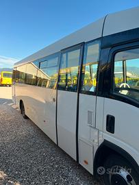 Scuolabus Isuzu carind