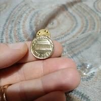 Spilla dorata moneta ONE CENT